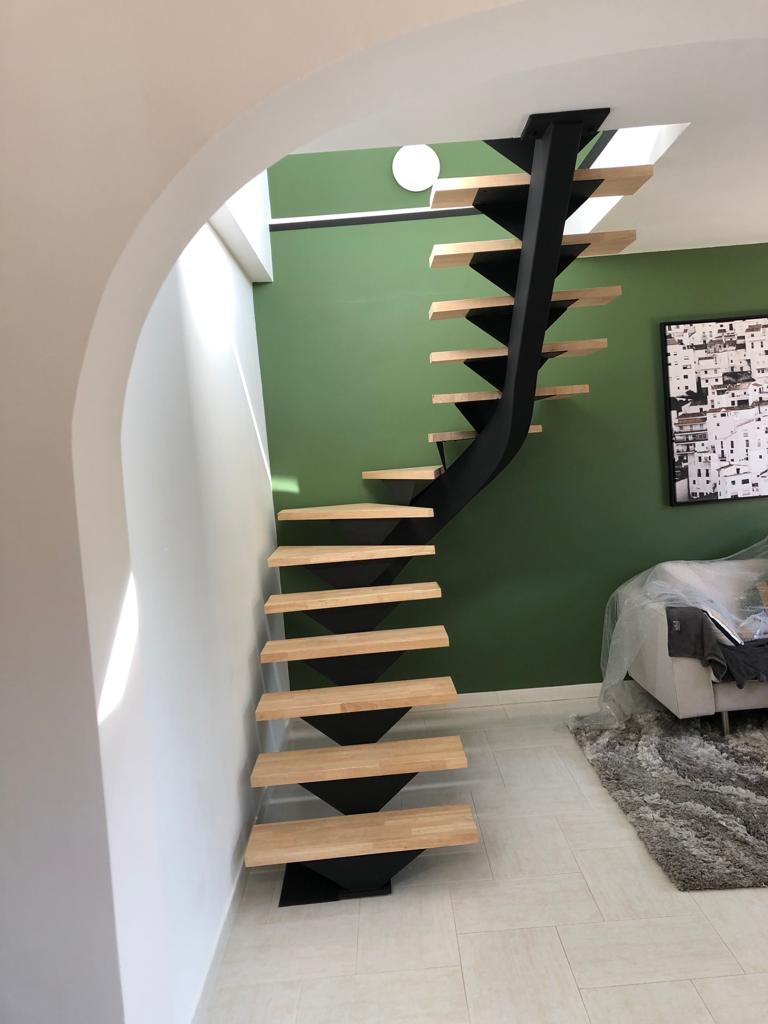 Escalier limon central demi tournant avec ces marche hevea Image