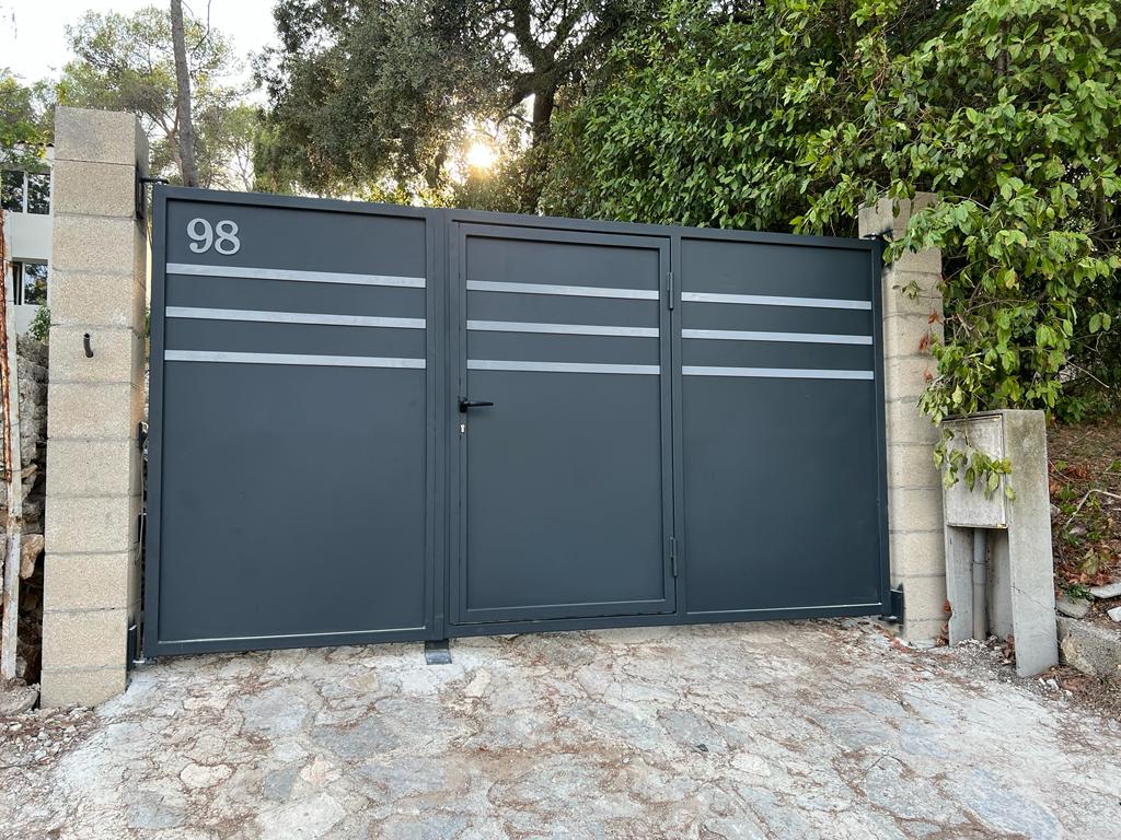 Portail électrique bicolore avec portillon intégré Image