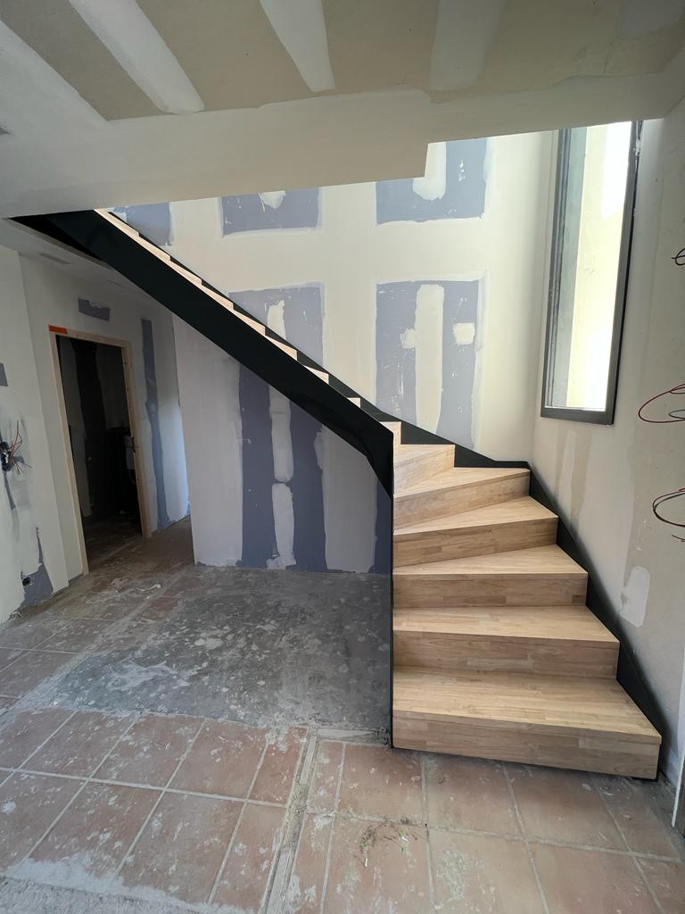 Escalier double limon avec marche et contre marche bois hévéa Image