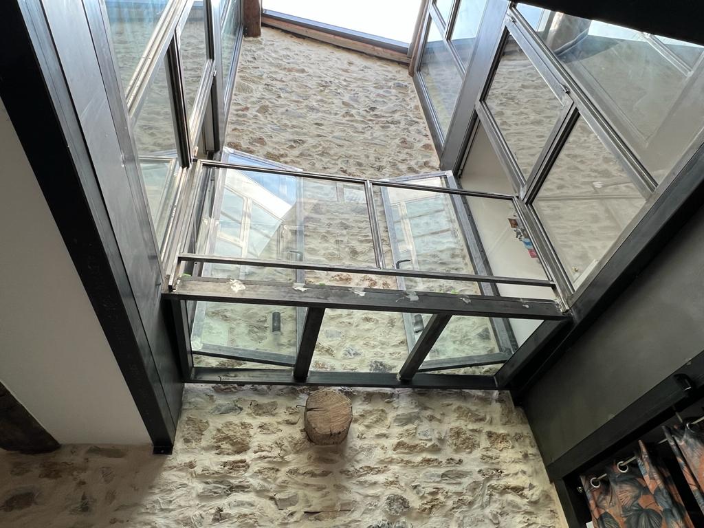 Passerelle en verre avec porte tout vitré Image
