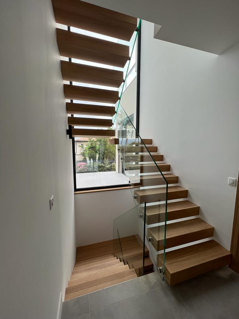 Escalier tout suspendu avec garde-corps tout vitré Image