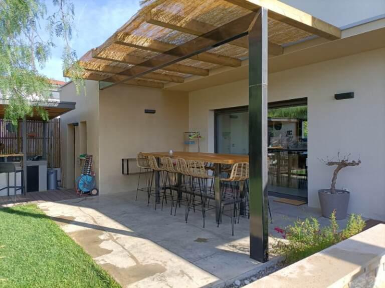 Pergola avec tube de 200/100 et sa table assortie Image