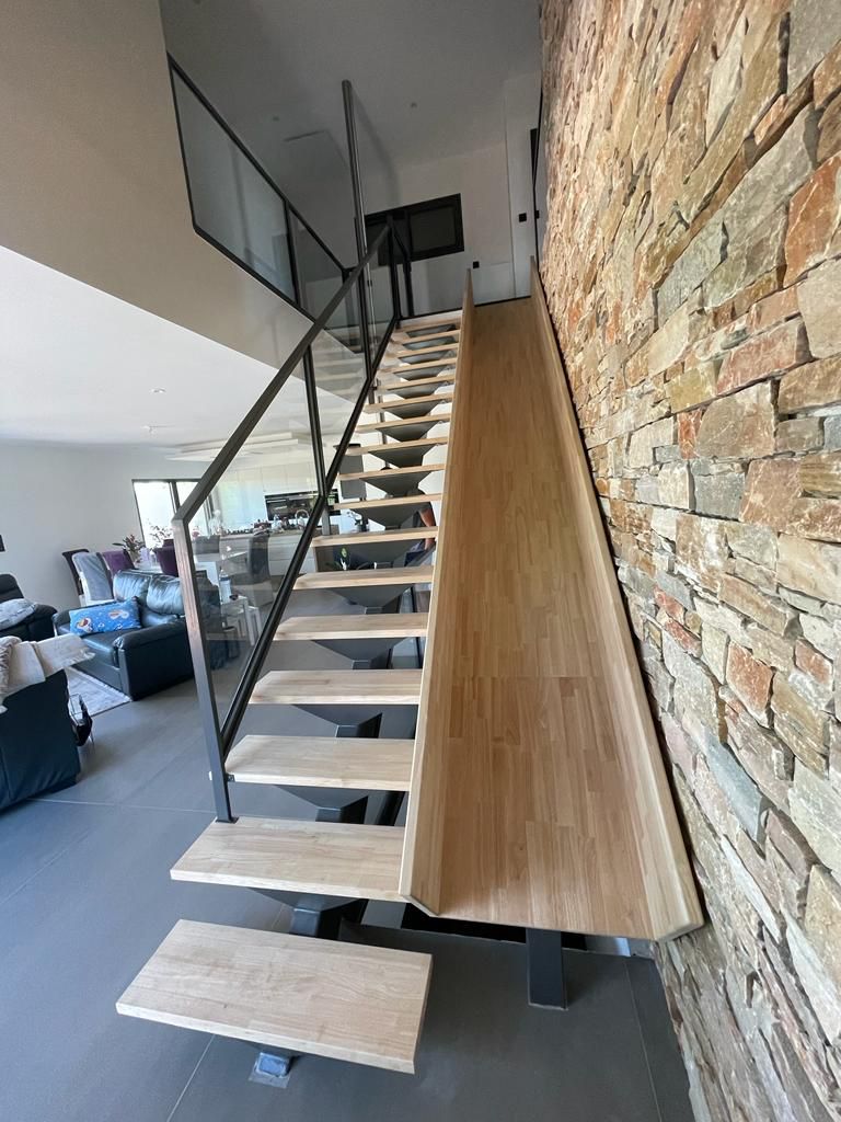 Escalier limon central avec toboggan et barre pompier pour les enfants Image