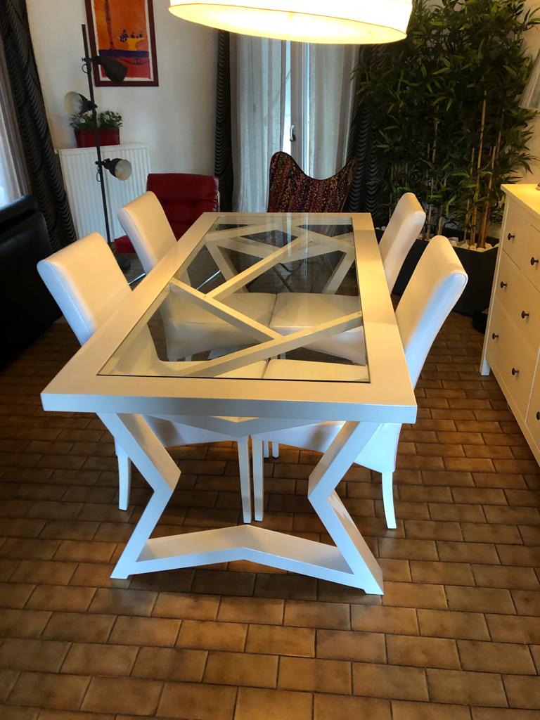 Table à manger avec plateau en verre Image