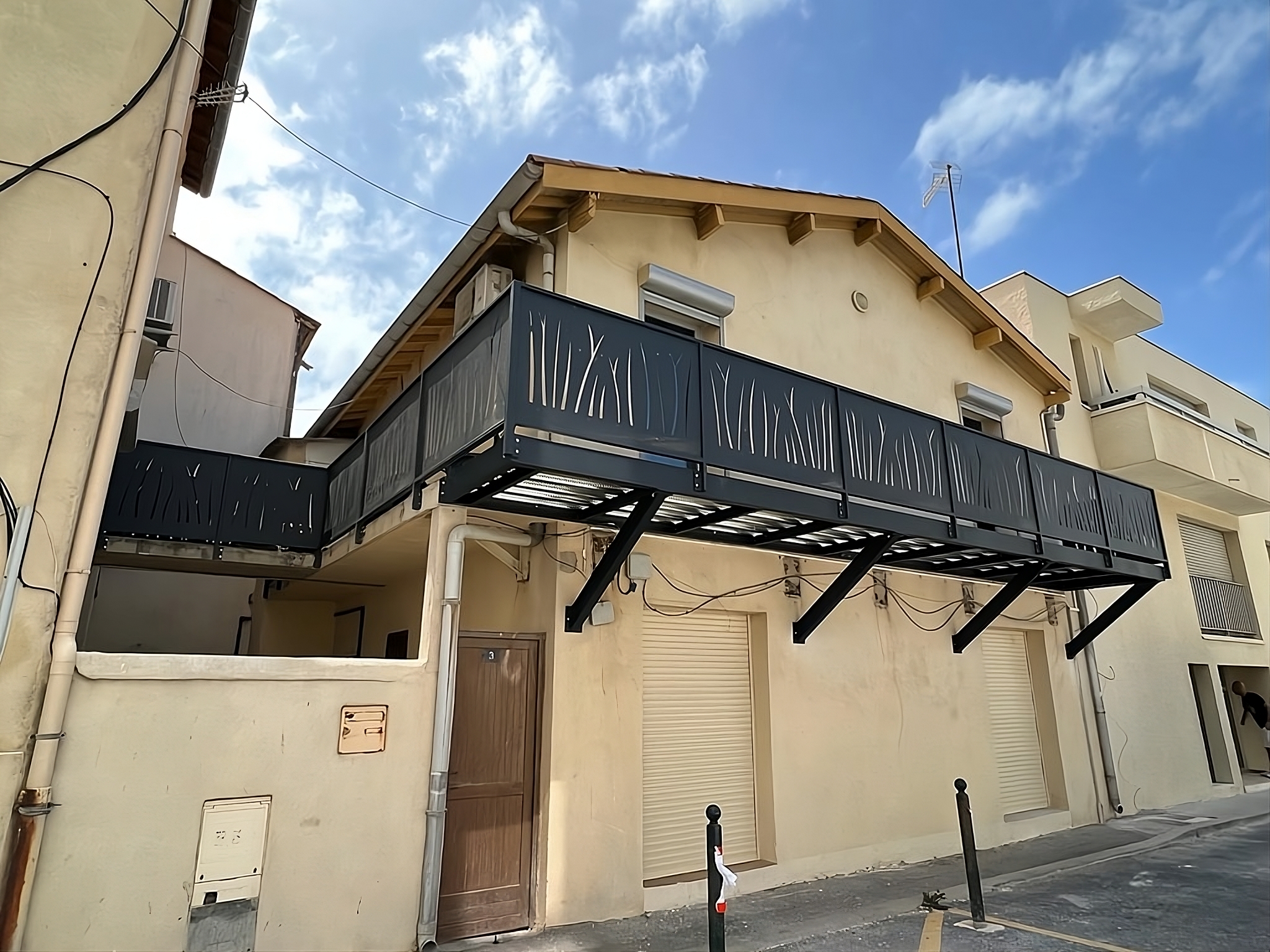 Terrasse suspendue avec ces garde-corps découpe laser.