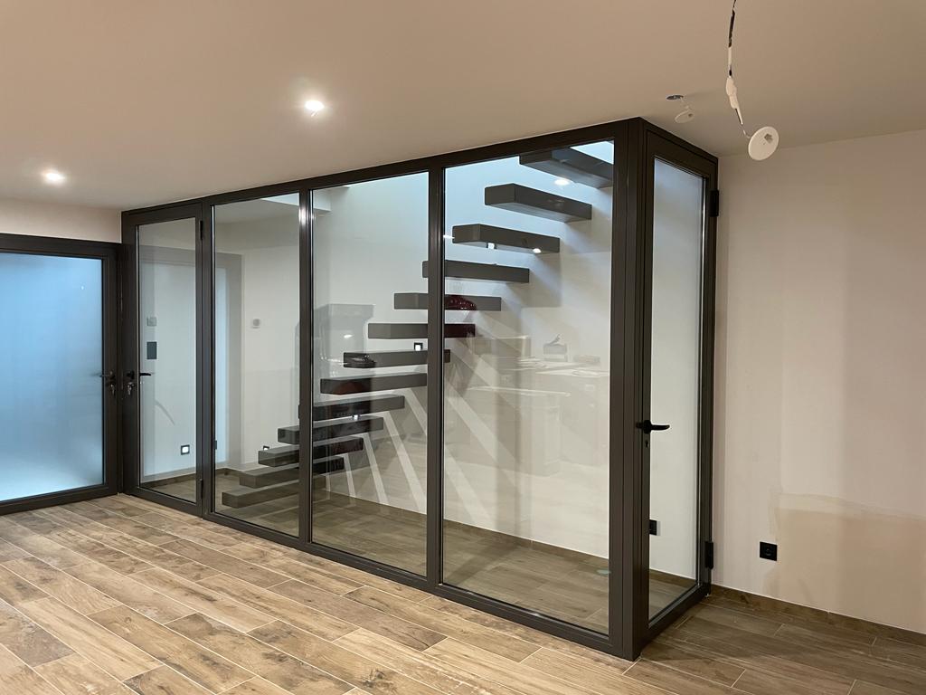 Escalier marche suspendu avec 2 porte et sa verrière Image